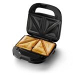 Electric sandwich maker and sandwich toaster for crispy toasted sandwiches